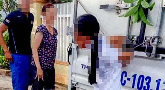 Bé gái bị trói tay vào phía sau thùng xe tải cạnh quốc lộ để bêu xấu vì nghi trộm tiền . (Ảnh: L.T/TT)