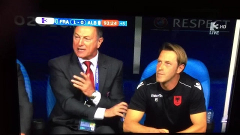 Cầu thủ Pháp ghi bàn, HLV Albania đánh trợ lý trút giận