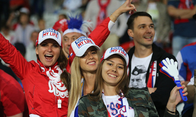 Những vẻ đẹp nóng bỏng 'thiêu đốt' khán đài EURO