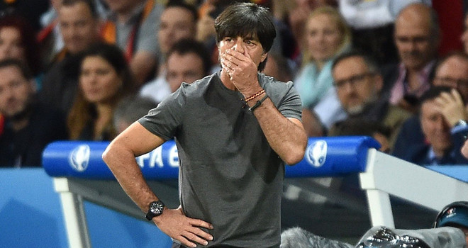 HLV tuyển Đức xin lỗi vì hành động khiếm nhã