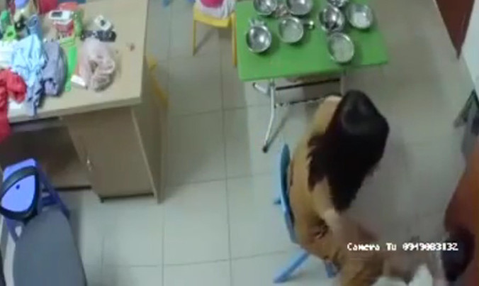 Cô giáo lôi học sinh vào góc lớp để tát. Ảnh cắt từ clip.