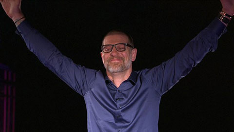 HLV Bilic sướng phát điên, leo lên bàn lạy học trò