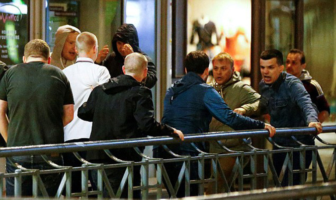 Các nhóm CĐV quá khích đụng độ nhau trên đường và lập tức lao vào đánh nhau.