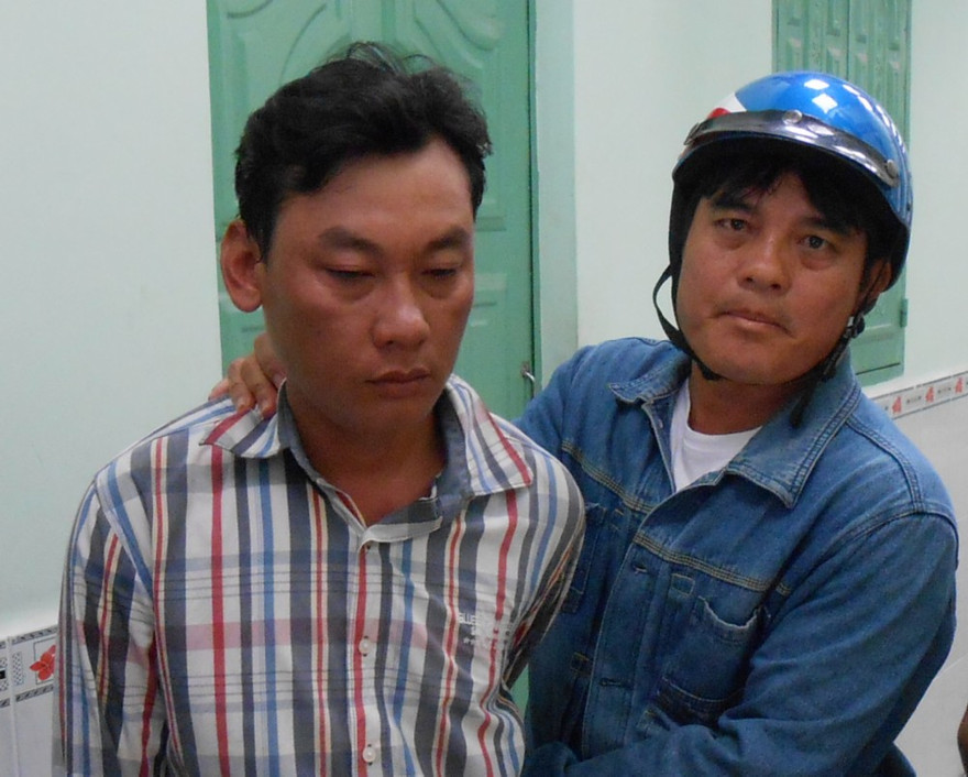 Truy đuổi gần 3 km, Thái (bên trái) bị nhóm “hiệp sĩ” khống chế.