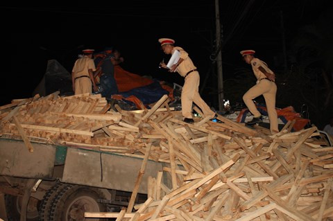 Xe tải đấu đầu, hai người tử vong tại chỗ.