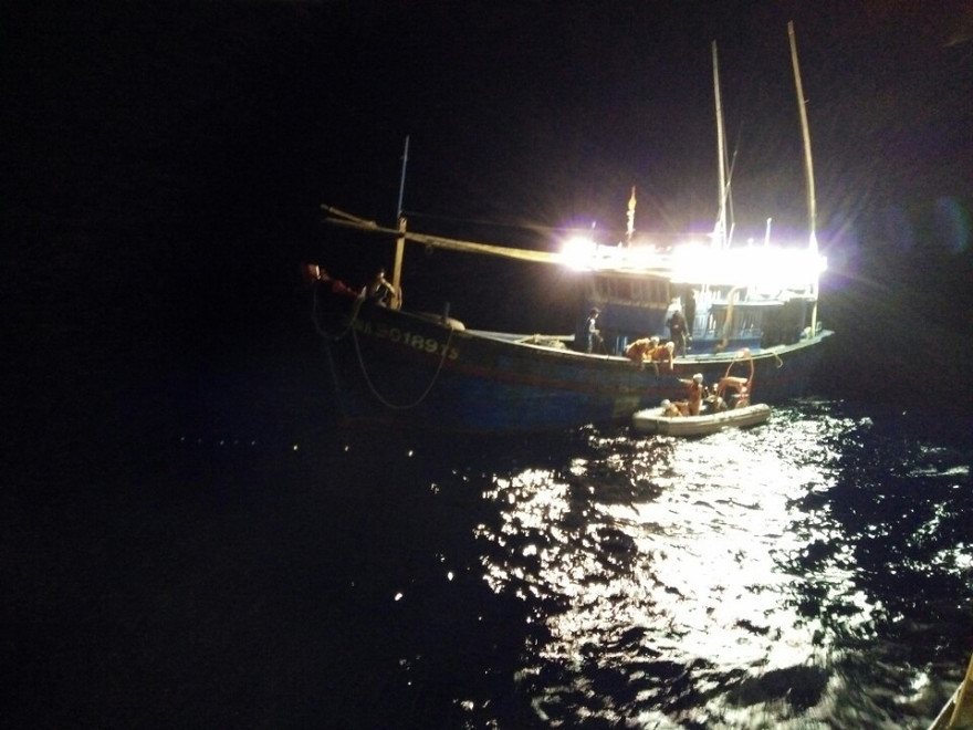 Chú thích ảnh: Tàu SAR 412 tiếp cận tàu cá ĐNa 90189 TS trong đêm. Ảnh: Danang MRCC cung cấp.