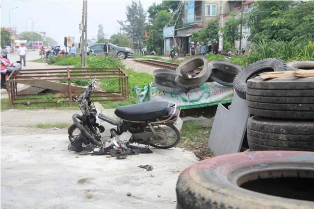 Chiếc xe máy bị hư hỏng hoàn toàn sau vụ tai nạn.