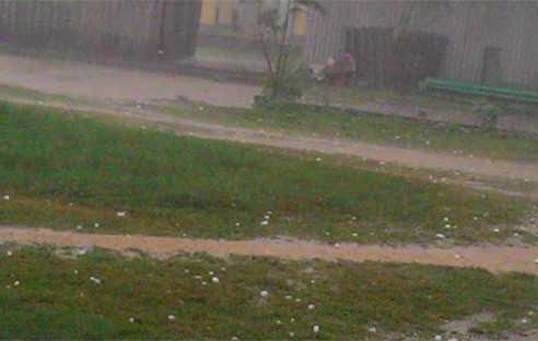 Những hạt đá to bằng nắm đấm gây thiệt hại đáng kể. Ảnh: Đài Tuyên Quang.