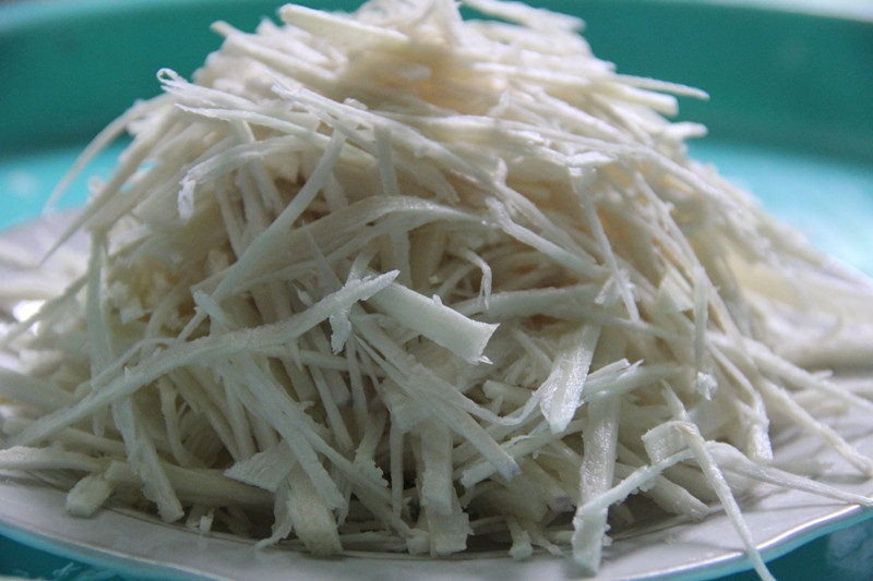 Cơ quan chức năng khuyến khích người dân nên dùng măng trắng, măng tự nhiên. Ảnh: T.T.