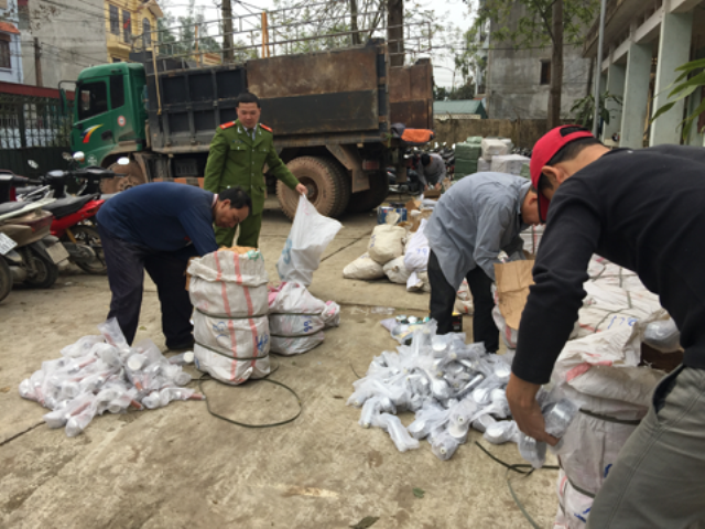 Công an Lạng Sơn kiểm tra số hàng hóa nhập lậu. Ảnh: Hoàng Anh.