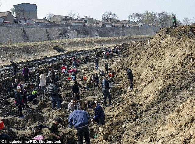 Đoạn sông ngắn được tháo nước để thau rửa nên người dân địa phương đã tới xem có tìm được cổ vật giá trị hay không, tờ Nhân dân Nhật báo đưa tin.