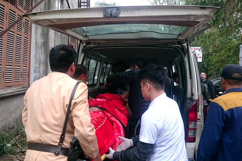 Nam thanh niên được đưa đi cấp cứu sau khi nhảy cầu Chương Dương.