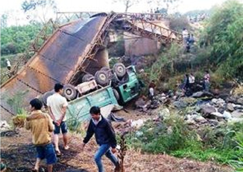 Hiện trường vụ sập cầu.