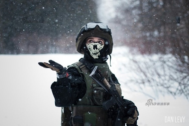 Nữ quân nhân Nga với bộ quân phục chiến đấu dành cho lính đặc nhiệm. 