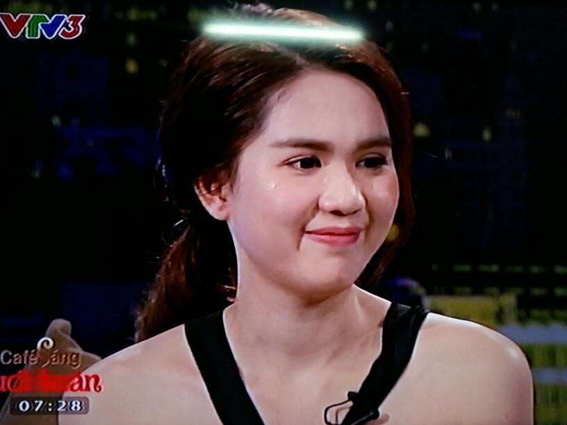 Ngọc Trinh bật khóc khi nhà báo Lại Văn Sâm gợi lại quá khứ