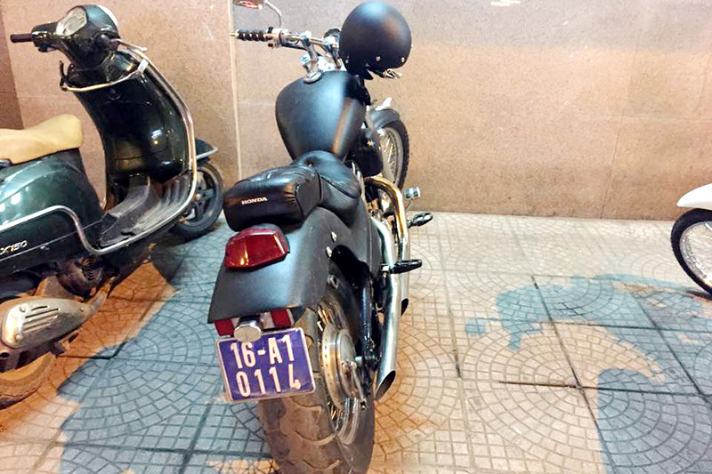 Chiếc xe mang BKS màu xanh bị tạm giữ.