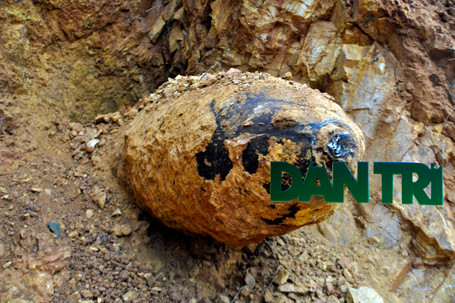 Vật cứng nằm sâu dưới lòng đất mà gàu máy đụng phải là một quả bom Mỹ.