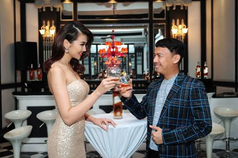 Nhờ lối sống gần gũi, thường chia sẻ những khúc mắc trong công việc và cuộc sống để gần gũi và thấu hiểu nhau, Tạ Nguyên Phúc luôn được đồng nghiệp quý mến. 