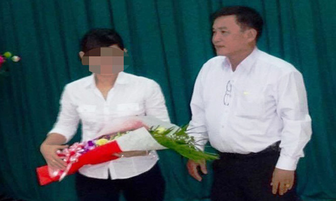 Chánh án TAND huyện Cần Giờ xin lỗi chị Thắm. Ảnh P.Loan.