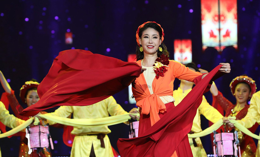 Hà Kiều Anh 'khuấy động' sân khấu Gala 30 năm HHVN với 'cây đèn cù'