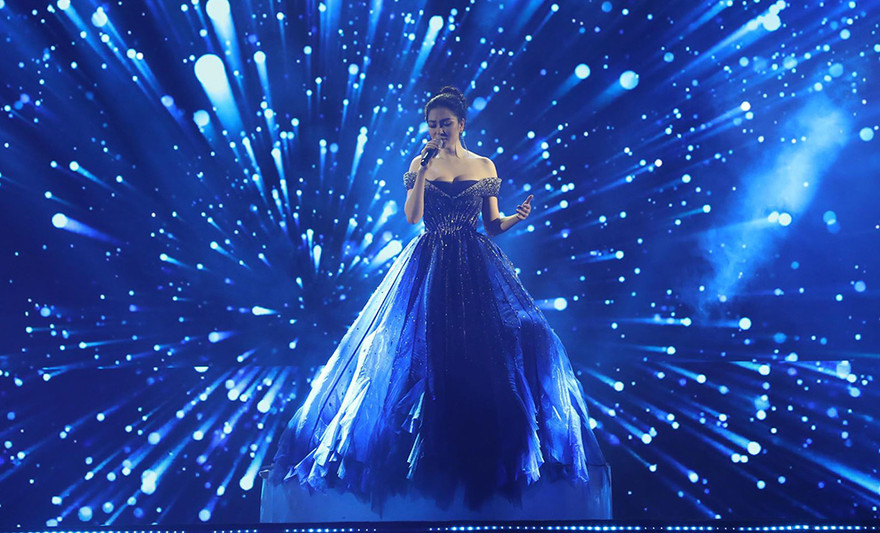 Lặng nghe Hoa hậu Nguyễn Thị Huyền hát 'Million Years Ago' 