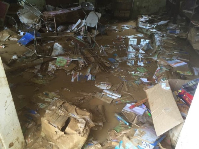 Cám cảnh ngôi trường tan hoang, ngập bùn đất sau lũ