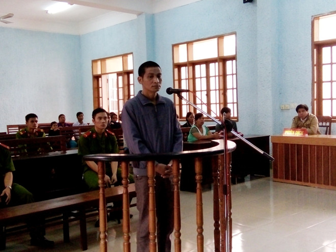 Bị cáo Puih Kin trước vành móng ngựa