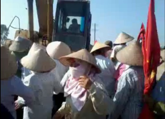 Người dân cản trở nhà thầu thi công. Ảnh cắt từ clip.