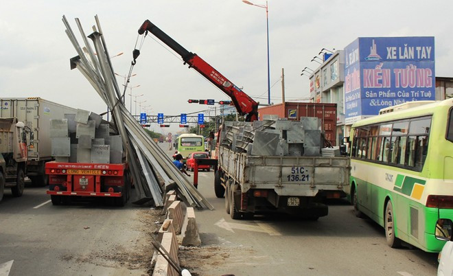 Hiện trường xe đầu kéo làm rơi thép.