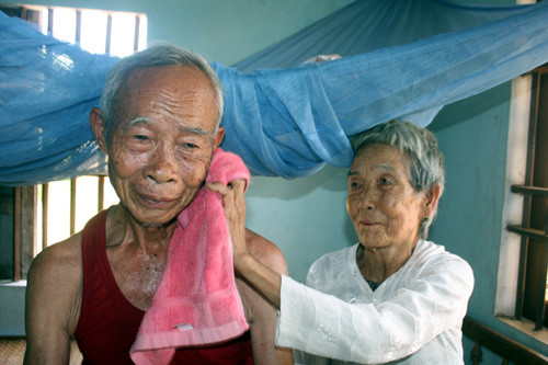 Hai vợ chồng già giờ suốt ngày quấn quýt bên nhau sau 40 năm gặp lại.