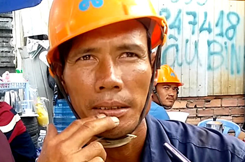Công nhân Ngô Văn Lâm thoát chết sau vụ sập giàn giáo. Ảnh: Hải Thuận/VnExpress