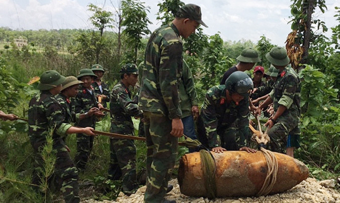Di chuyển bom về nơi xử lý.