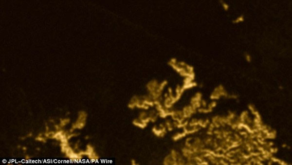 Hình ảnh khu vực hồ Ligeia Mare vào năm 2004