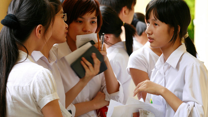 Thí sinh trao đổi trước giờ thi đại học năm 2013. Ảnh: Hồng Vĩnh
