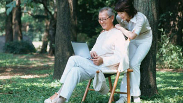 Ông ngoại tôi muốn kết hôn với người giúp việc kém cả tuổi con gái mình sau khi bà ngoại mất chưa được bao lâu (Ảnh minh họa)