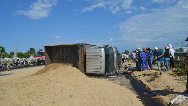 Tại hiện trường, chiếc xe tải BKS 92H chở cát lật nhào dưới đường, hư phần đầu. Ngay trước đầu xe tải là chiếc xe máy BKS 92K9 bị gãy cổ, biến dạng.