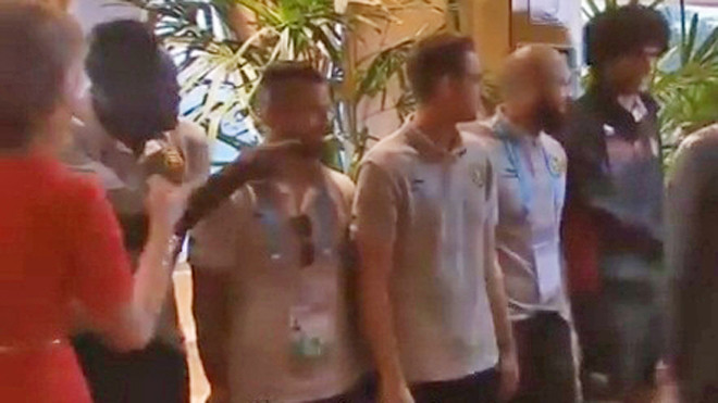 Lukaku chỉ “người hùng” Origi để hoàng hậu chúc mừng (ảnh cắt từ clip)