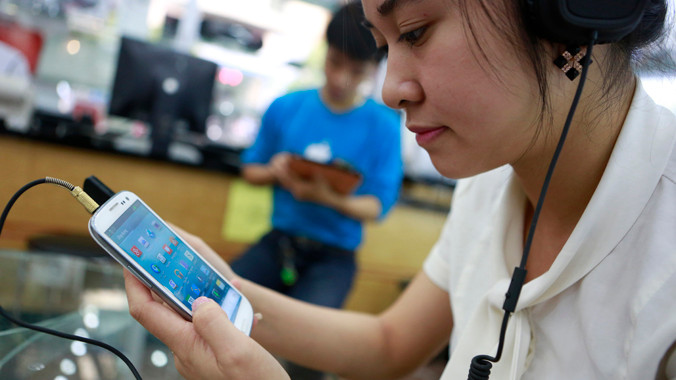  Người sử dụng điện thoại Smart phone cần cảnh giác với phần mềm nghe lén. Ảnh: Hồng Vĩnh