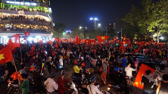 Quảng trường Đông Kinh Nghĩa Thục là 1 trong những điểm công cộng có màn hình LED phục vụ bóng đá. Ảnh: Như Ý