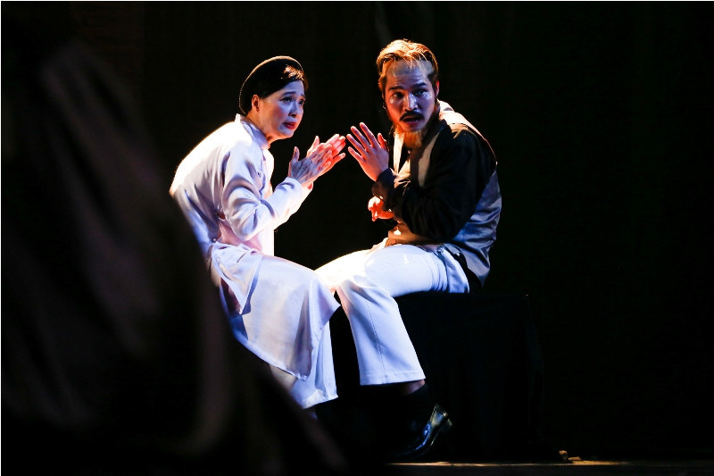 NSND Lê Khanh và diễn viên trẻ Mạnh Đạt trong "trò chơi" Đánh giặc tăng gia