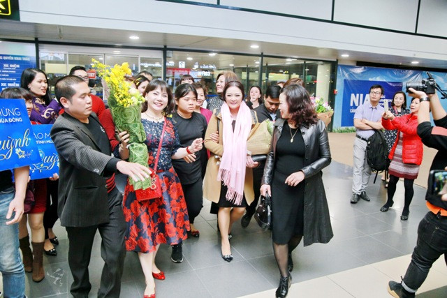 Người hâm mộ Hà Nội đón Như Quỳnh 