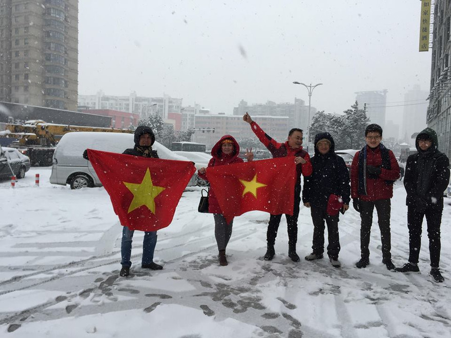 Thời tiết xấu không làm nhụt chí các cổ động viên. Ảnh: Đào Mạnh Cương