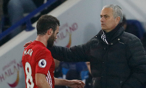 Mourinho bênh vực học trò bất chấp các chỉ trích. Ảnh: Reuters.