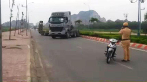 Tài xế xe tải biển số 36C - 134.95 bị chặn bắt song lạng lách cố tình trốn chạy. Ảnh cắt từ clip.