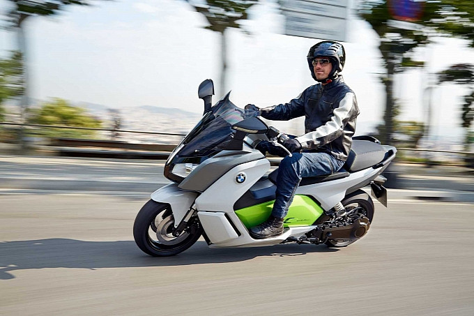 Xe máy BMW tăng tốc từ "vạch xuất phát" 2014