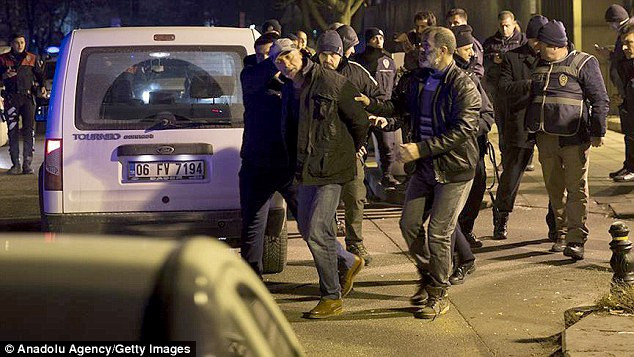 Tay súng bị bắt khi cố đột nhập vào Đại sứ quán Mỹ ở Thổ Nhĩ Kỳ. Ảnh: Anadolu Agency