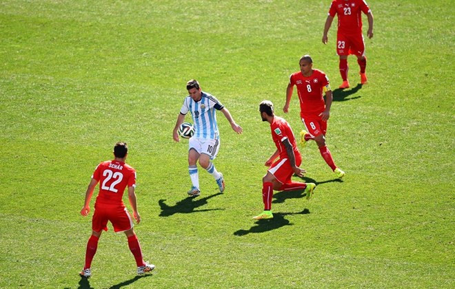 TIN NHANH World Cup sáng 2/7: Argentina vừa hay lại vừa... may