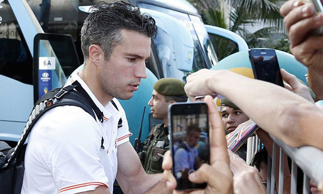TIN NHANH World Cup tối 2/7: Van Persie bị mắng chửi