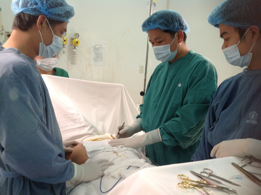 Phẫu thuật lấy silicon lỏng cho bệnh nhân Bùi Thị H. sáng nay. Ảnh: L.N