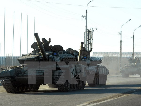 Lực lượng ly khai Ukraine trên xe quân sự hạng nặng tại thành phố Lugansk ngày 21/2. (Nguồn: AFP/TTXVN)